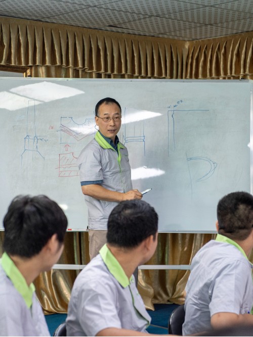 召開注塑模具廠工程技術(shù)討論會議